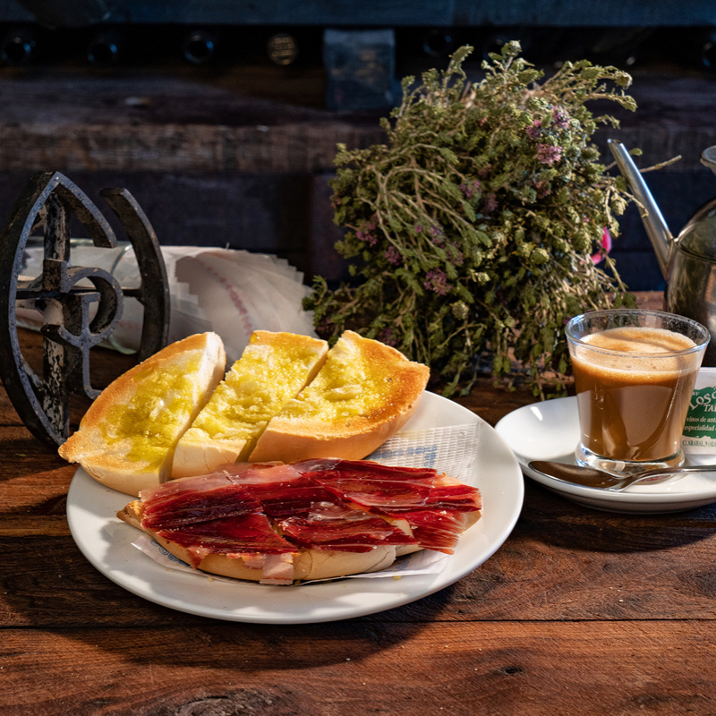 Nuestras tapas y guisos son de carnes ibéricas y de caza. En nuestra abacería podrás encontrar; carnes, quesos, chacinas ibéricas, vinos, aceites, patés, mermeladas, jamón... todo productos gourmet.