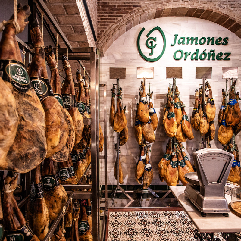 Nuestras tapas y guisos son de carnes ibéricas y de caza. En nuestra abacería podrás encontrar; carnes, quesos, chacinas ibéricas, vinos, aceites, patés, mermeladas, jamón... todo productos gourmet.