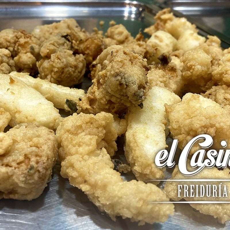 El Casino Freiduría - Churros, pretende ser el sitio más adecuado para degustar el tradicional pescaito frito o los churros con chocolate junto con la familia y amigos, ofreciendo un producto fresco de calidad en el centro de Alcalá de Guadaíra.