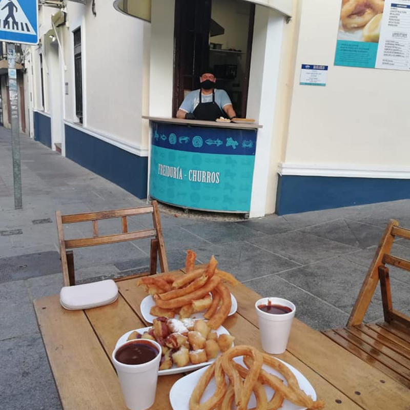 El Casino Freiduría - Churros, pretende ser el sitio más adecuado para degustar el tradicional pescaito frito o los churros con chocolate junto con la familia y amigos, ofreciendo un producto fresco de calidad en el centro de Alcalá de Guadaíra.