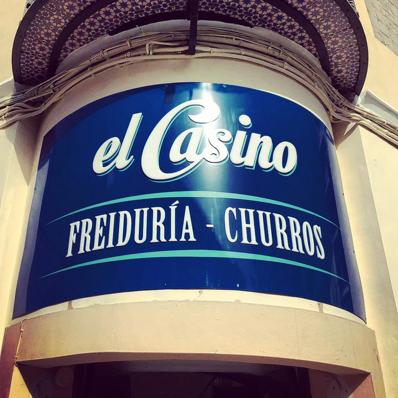 El Casino Freiduría - Churros, pretende ser el sitio más adecuado para degustar el tradicional pescaito frito o los churros con chocolate junto con la familia y amigos, ofreciendo un producto fresco de calidad en el centro de Alcalá de Guadaíra.