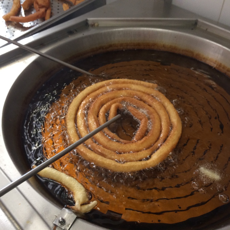 El Casino Freiduría - Churros, pretende ser el sitio más adecuado para degustar el tradicional pescaito frito o los churros con chocolate junto con la familia y amigos, ofreciendo un producto fresco de calidad en el centro de Alcalá de Guadaíra.