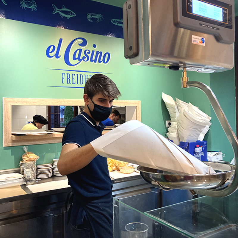 El Casino Freiduría - Churros, pretende ser el sitio más adecuado para degustar el tradicional pescaito frito o los churros con chocolate junto con la familia y amigos, ofreciendo un producto fresco de calidad en el centro de Alcalá de Guadaíra.