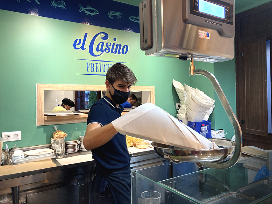 El Casino Freiduría - Churros, pretende ser el sitio más adecuado para degustar el tradicional pescaito frito o los churros con chocolate junto con la familia y amigos, ofreciendo un producto fresco de calidad en el centro de Alcalá de Guadaíra.