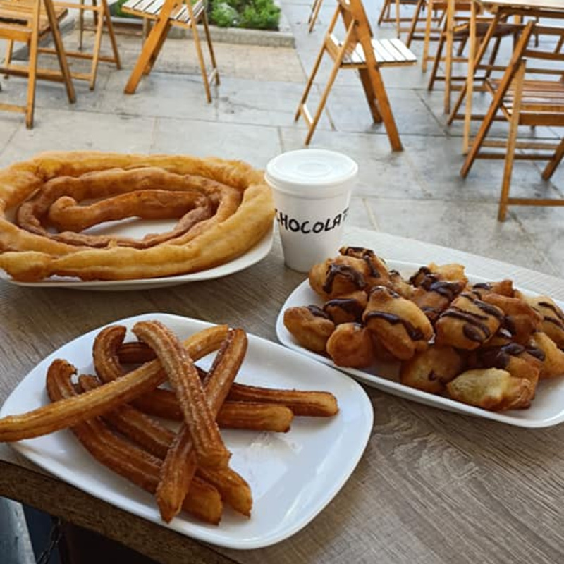 El Casino Freiduría - Churros, pretende ser el sitio más adecuado para degustar el tradicional pescaito frito o los churros con chocolate junto con la familia y amigos, ofreciendo un producto fresco de calidad en el centro de Alcalá de Guadaíra.