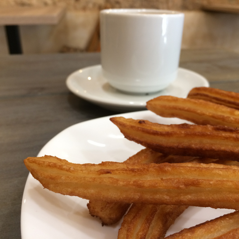 El Casino Freiduría - Churros, pretende ser el sitio más adecuado para degustar el tradicional pescaito frito o los churros con chocolate junto con la familia y amigos, ofreciendo un producto fresco de calidad en el centro de Alcalá de Guadaíra.