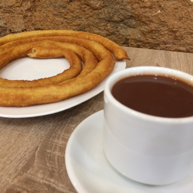 El Casino Freiduría - Churros, pretende ser el sitio más adecuado para degustar el tradicional pescaito frito o los churros con chocolate junto con la familia y amigos, ofreciendo un producto fresco de calidad en el centro de Alcalá de Guadaíra.