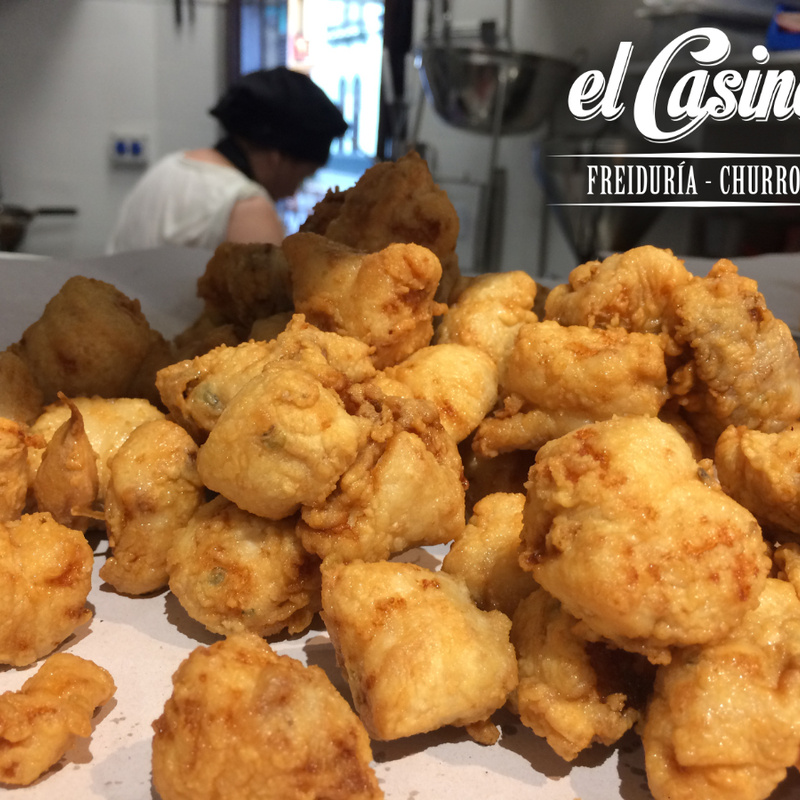 El Casino Freiduría - Churros, pretende ser el sitio más adecuado para degustar el tradicional pescaito frito o los churros con chocolate junto con la familia y amigos, ofreciendo un producto fresco de calidad en el centro de Alcalá de Guadaíra.