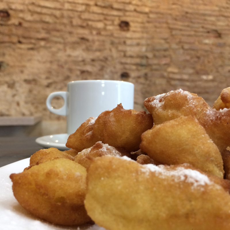 El Casino Freiduría - Churros, pretende ser el sitio más adecuado para degustar el tradicional pescaito frito o los churros con chocolate junto con la familia y amigos, ofreciendo un producto fresco de calidad en el centro de Alcalá de Guadaíra.