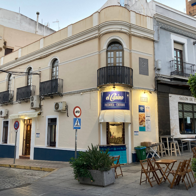 El Casino Freiduría - Churros, pretende ser el sitio más adecuado para degustar el tradicional pescaito frito o los churros con chocolate junto con la familia y amigos, ofreciendo un producto fresco de calidad en el centro de Alcalá de Guadaíra.